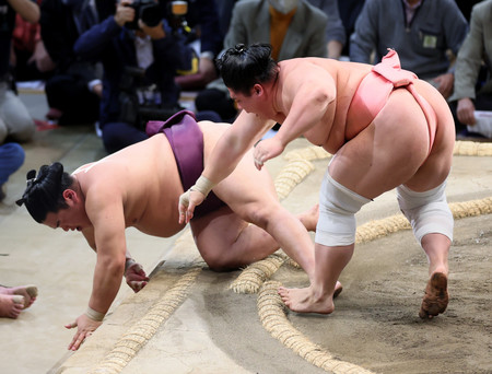 宇良（右）は押し倒しで平戸海を破る＝２０日、福岡国際センター