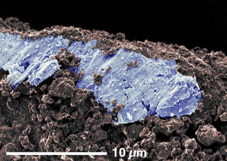 探査機「はやぶさ２」が持ち帰った、小惑星「りゅうぐう」の砂粒表面で見つかった塩（ナトリウム炭酸塩）の結晶の電子顕微鏡画像（疑似カラー、京都大・東北大など提供）