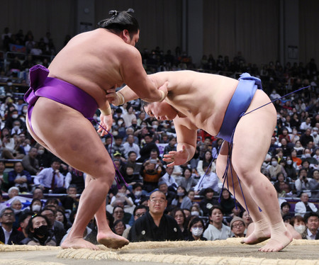 大の里（右）は尊富士を押し出しで下す＝２１日、福岡国際センター