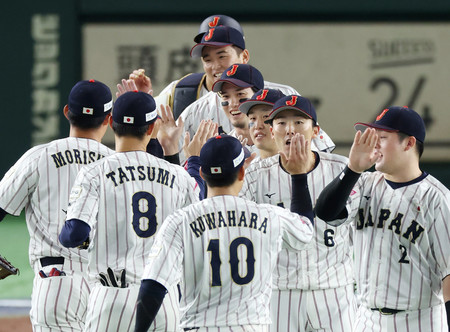 米国に勝ち、喜ぶ小園（右から３人目）ら日本代表＝２１日、東京ドーム