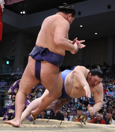 豊昇龍（左）はとったりで大の里を破る＝２２日、福岡国際センター