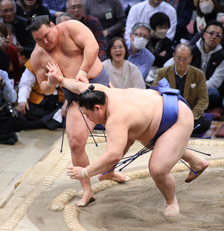 豊昇龍（奥）はとったりで大の里を破る＝２２日、福岡国際センター