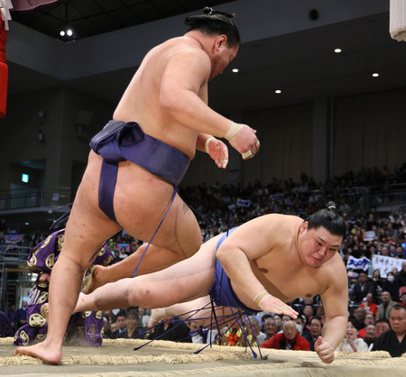 大の里（下）はとったりで豊昇龍に敗れて５敗目＝２２日、福岡国際センター