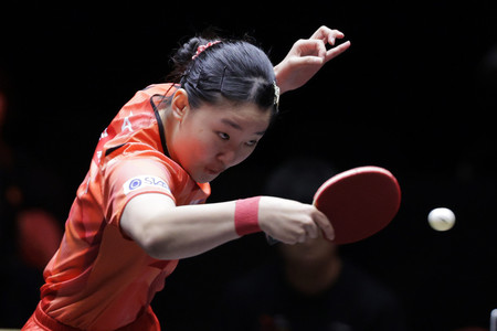 女子シングルス準々決勝でプレーする張本美和＝２２日、北九州市立総合体育館