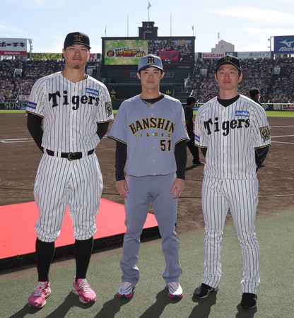 ファン感謝イベントでお披露目された阪神の新ユニホーム＝２３日、甲子園球場（球団提供）