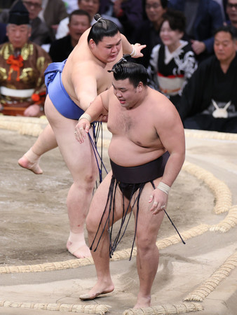 大の里（奥）は押し出しで霧島を下す＝２４日、福岡国際センター