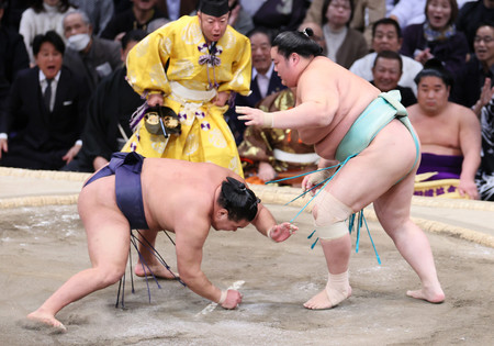 琴桜（右）は豊昇龍をはたき込みで下し、初優勝を決める＝２４日、福岡国際センター