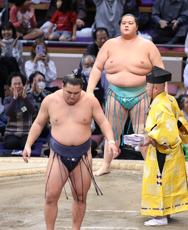 琴桜（奥）に敗れ、優勝を逃した豊昇龍＝２４日、福岡国際センター