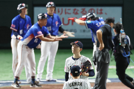 ５回、３ランを打たれた日本代表先発の戸郷（手前から２人目）＝２４日、東京ドーム