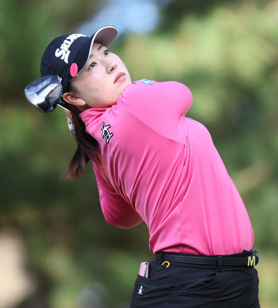 初の年間女王になった竹田麗央。ＪＬＰＧＡツアー選手権の第１ラウンドでティーショットを放つ＝２１日、宮崎ＣＣ