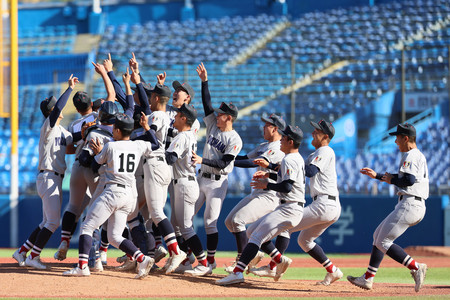 高校の部で優勝し、喜ぶ横浜ナイン＝２５日、神宮球場