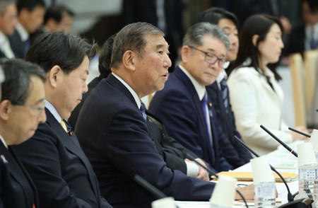 政府主催の全国知事会議で発言する石破茂首相（左から３人目）＝２５日午後、首相官邸