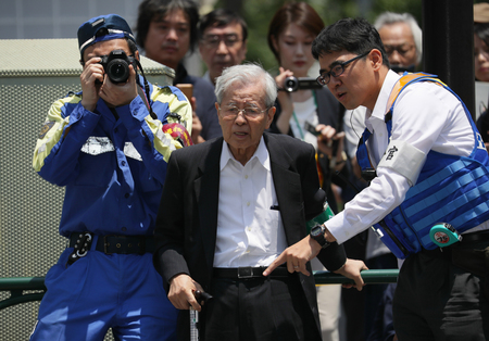 飯塚幸三受刑者（中央）＝２０１９年６月１３日、東京都豊島区