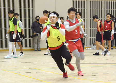 フラッグフットボールの合同練習に臨む選手たち＝２４日、東京都北区