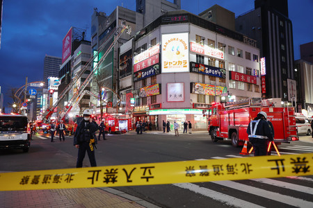 爆発の通報があった繁華街ススキノにあるビル周辺に集まった消防車両＝２６日午後、札幌市中央区