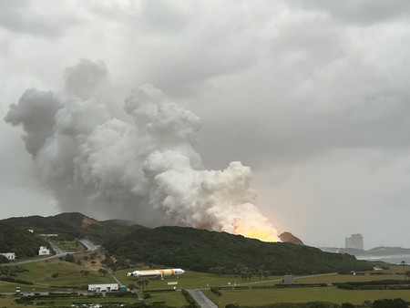 第２段の地上燃焼試験中に爆発したイプシロンＳロケット＝２６日午前、鹿児島県・種子島宇宙センター（ＪＡＸＡ提供）