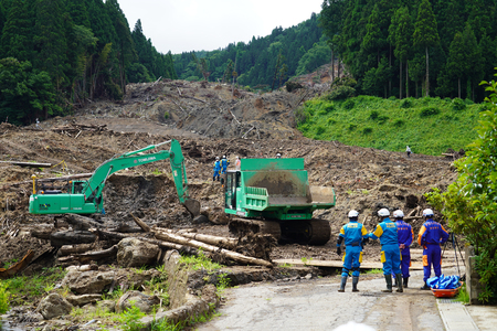 石川県輪島市の土砂崩落現場で行われた能登半島地震の行方不明者の捜索＝６月２４日