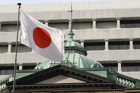 日本銀行本店と日本国旗＝１０月３１日、東京・日本橋本石町