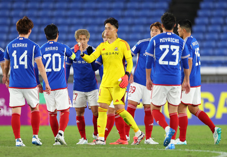 浦項に勝ち、喜ぶＧＫ飯倉（中央）ら横浜Ｍイレブン＝２７日、日産スタジアム