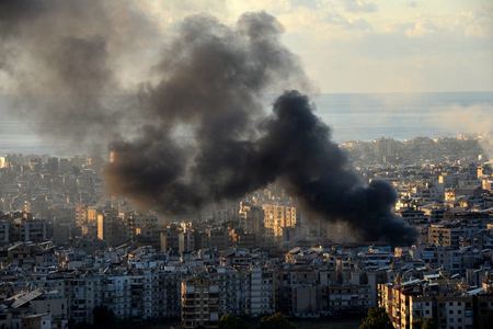 ２６日、イスラエル軍の空爆を受け、煙が上がるレバノンの首都ベイルート（ＥＰＡ時事）