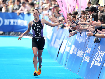 トライアスロン日本選手権でゴールに向かう佐藤優香＝１７日、東京・お台場海浜公園