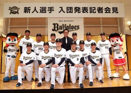 オリックスの新人選手入団発表記者会見で撮影に臨む岸田監督（後列中央）、ドラフト１位の麦谷（前列右から３人目）ら＝２９日、大阪市