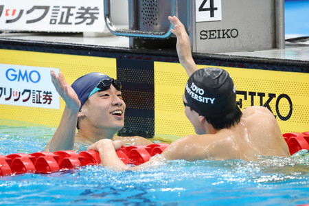 男子２００メートル自由形決勝を終え、松下知之（右）と健闘をたたえ合う村佐達也＝２９日、東京アクアティクスセンター