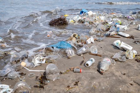 海岸に打ち上げられた廃プラスチックなどのごみ＝３月１５日、インドネシア・バリ島（ＥＰＡ時事）