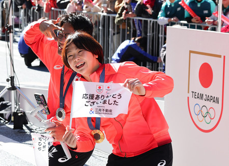 パリ五輪・パラリンピックの応援感謝イベントで笑顔を見せるレスリング女子の藤波朱理（手前）＝３０日、東京都中央区