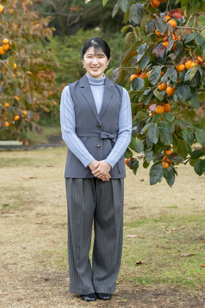 皇居にある古品種の果樹園を散策される天皇、皇后両陛下の長女愛子さま=11月22日、皇居・東御苑(宮内庁提供)