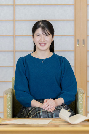23歳の誕生日を前に写真撮影に臨まれる天皇、皇后両陛下の長女愛子さま=11月22日、皇居・御所(宮内庁提供)