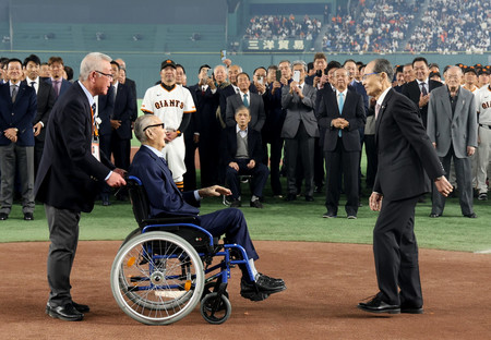 巨人のファン感謝祭に登場した元監督の長嶋茂雄さん（手前中央）と王貞治さん（同右）＝３０日、東京ドーム