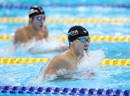 男子２００メートル平泳ぎ決勝で力泳する渡辺一平（手前）＝１日、東京アクアティクスセンター