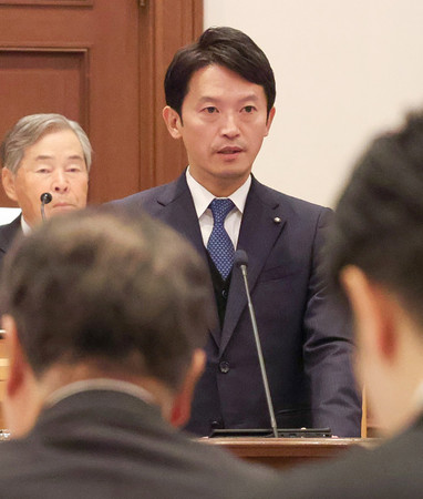 兵庫県議会本会議で所信表明演説を行う斎藤元彦知事＝３日午前、神戸市中央区