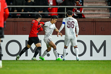 ドリブルする神戸の佐々木（中央）＝３日、韓国・浦項（Ｃ）ＡＦＣ