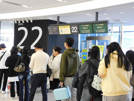 ソウル便に乗るため並ぶ人たち＝４日午後、成田空港