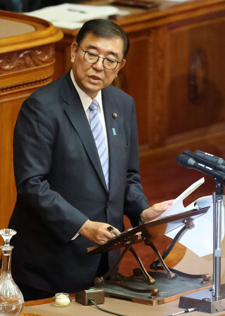 参院本会議で答弁する石破茂首相＝４日午後、国会内