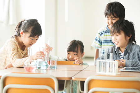 実験をする小学生（資料）