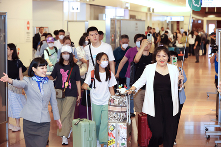 羽田空港に到着した中国の団体旅行客＝２０２３年８月、東京都大田区