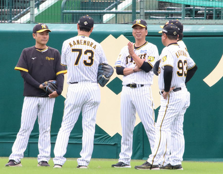 秋季練習でコーチ陣と話す阪神の藤川新監督（中央）＝１０月２２日、甲子園