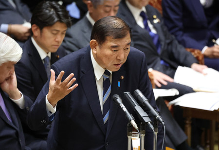 参院予算委員会で答弁する石破茂首相＝６日午前、国会内