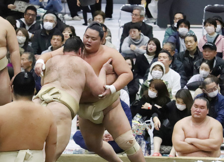 冬巡業で稽古をする大関琴桜（中央）＝６日午前、福岡県大牟田市