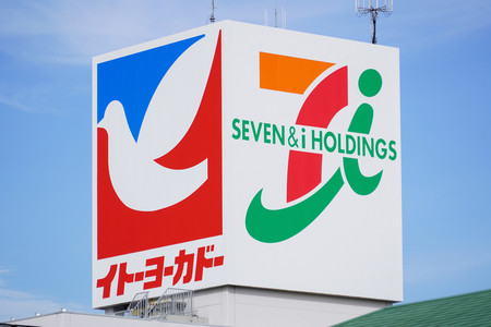 セブン&アイ・ホールディングス(右)と、傘下のイトーヨーカ堂が運営するスーパー「イトーヨーカドー」のロゴマーク=10月11日、横浜市南区