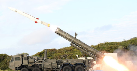 国産ミサイル「12式地対艦誘導弾」改良型の発射試験=10月、東京・新島の航空装備研究所新島支所(防衛装備庁提供)