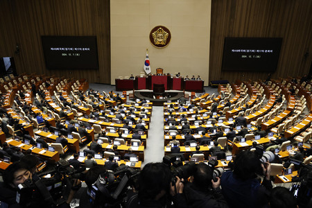 ７日、韓国・ソウルで開かれた国会本会議で、尹錫悦大統領の弾劾訴追案採決に臨む議員ら（ＥＰＡ時事）