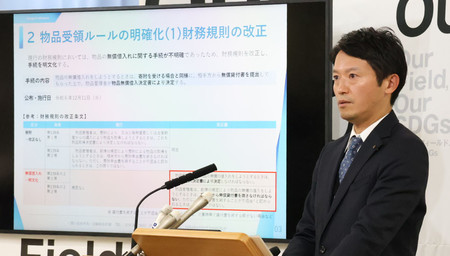 記者会見する兵庫県の斎藤元彦知事＝１１日午後、神戸市中央区