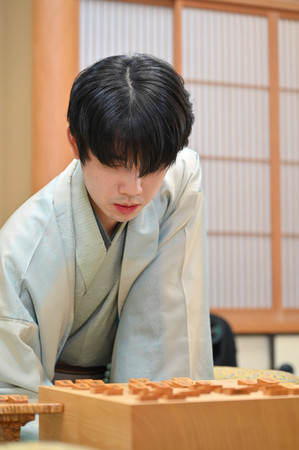 将棋の第３７期竜王戦７番勝負第６局２日目に臨む藤井聡太七冠＝１２日、鹿児島県指宿市（日本将棋連盟提供）