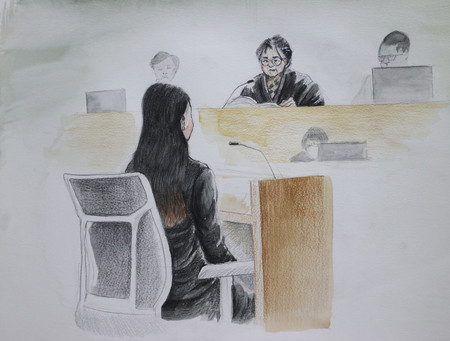 判決を聞く元妻の須藤早貴被告(手前)=12日午後、和歌山市(イラスト・松元悠氏)