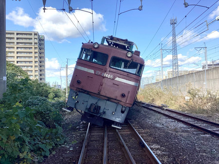 鹿児島県薩摩川内市のＪＲ鹿児島線川内駅構内で脱線した貨物列車＝１２日（ＪＲ九州提供）