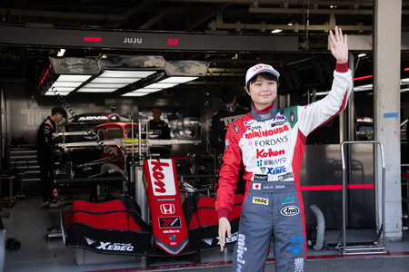 ファンに手を振るスーパーフォーミュラに参戦した女性ドライバー、野田樹潤＝１１月、三重・鈴鹿サーキット（ｊｕｊｕ１０．ｃｏｍ提供）